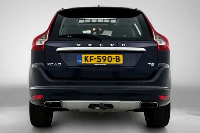 Volvo XC60 (2016) thumbnail 3