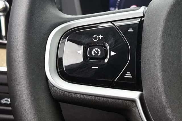 Volvo XC60 (2025) thumbnail 3