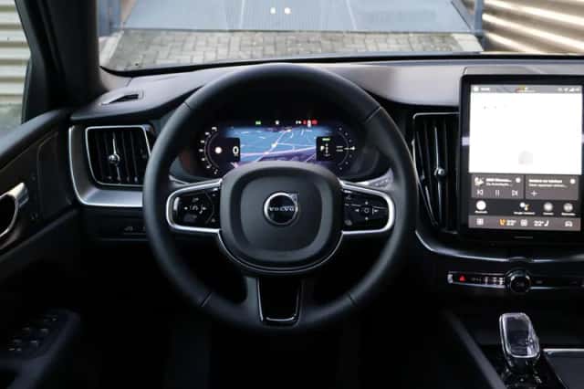 Volvo XC60 (2025) thumbnail 3