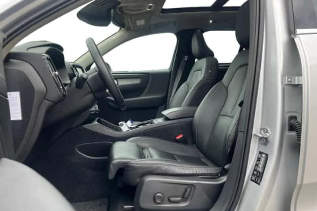 Volvo XC40 (2018) thumbnail 3