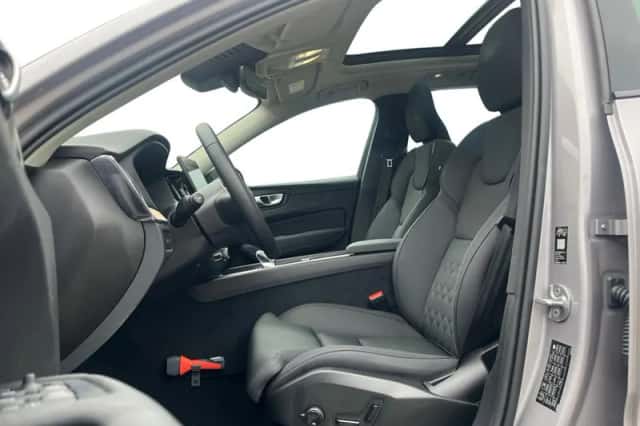 Volvo XC60 (2025) thumbnail 3