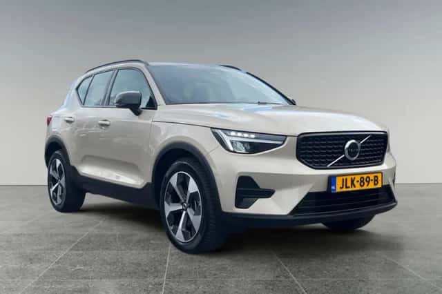 Volvo XC40 (2025) thumbnail 2