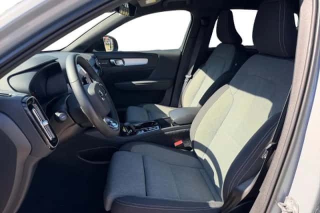 Volvo XC40 (2023) thumbnail 3