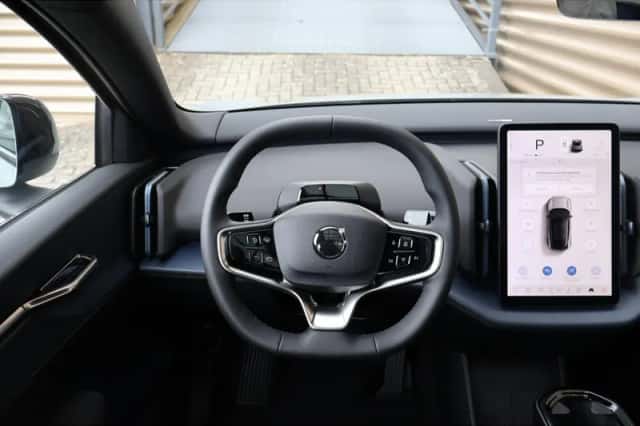 Volvo EX30 (2025) thumbnail 3