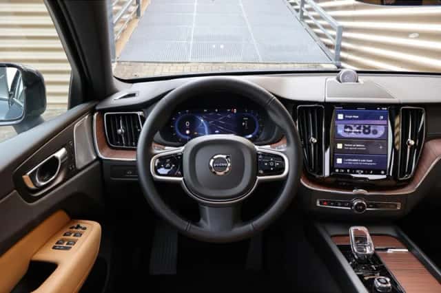 Volvo XC60 (2025) thumbnail 3