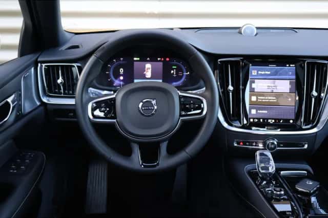Volvo S60 (2023) thumbnail 3