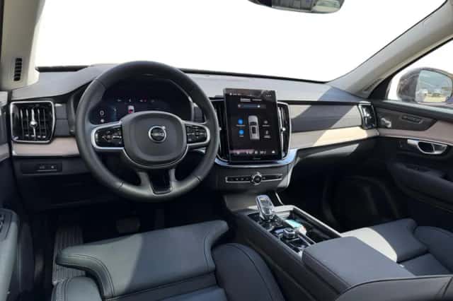 Volvo XC90 (2025) thumbnail 3