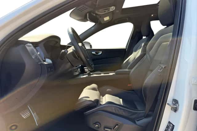 Volvo XC60 (2019) thumbnail 3
