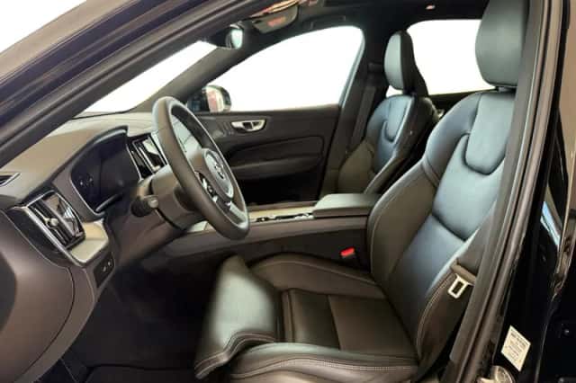 Volvo XC60 (2024) thumbnail 3