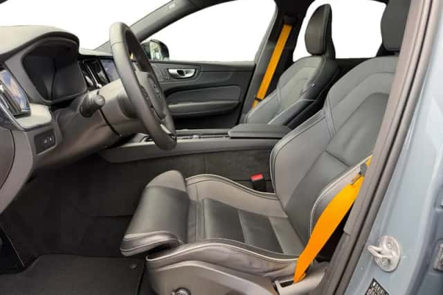 Volvo XC60 (2023) thumbnail 3