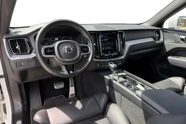 Volvo XC60 (2018) thumbnail 3