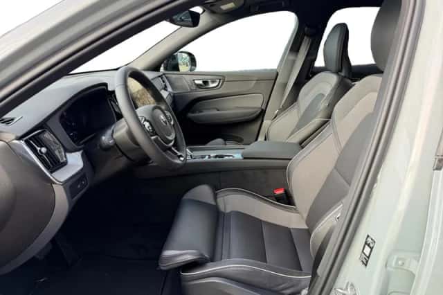 Volvo XC60 (2025) thumbnail 3
