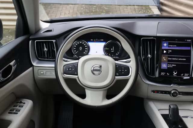 Volvo XC60 (2020) thumbnail 3
