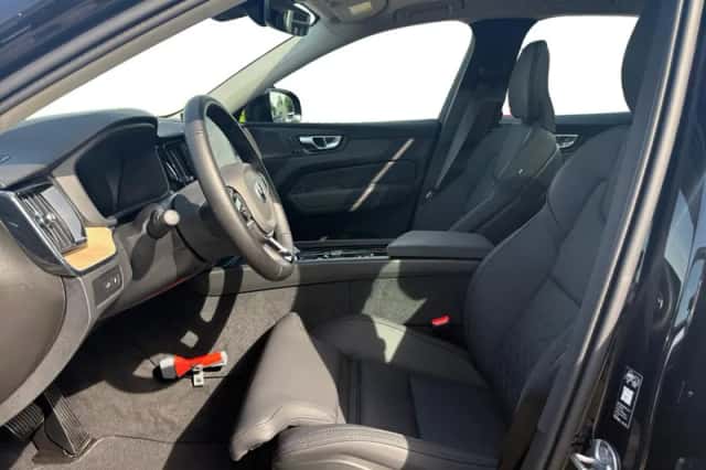 Volvo XC60 (2025) thumbnail 3