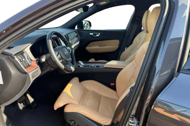 Volvo XC60 (2023) thumbnail 3