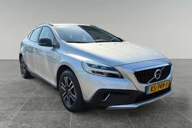 Volvo V40 (2016) thumbnail 2