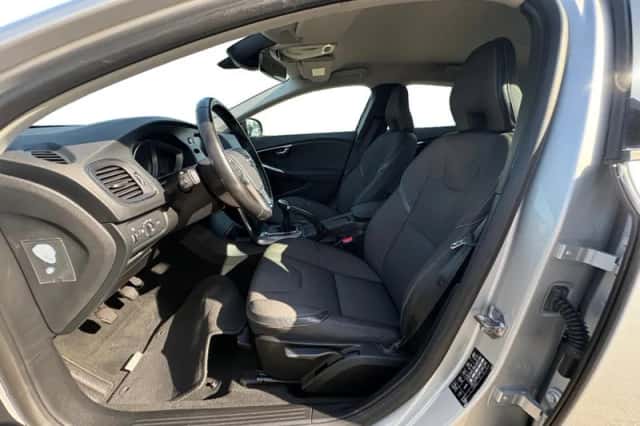 Volvo V40 (2016) thumbnail 3