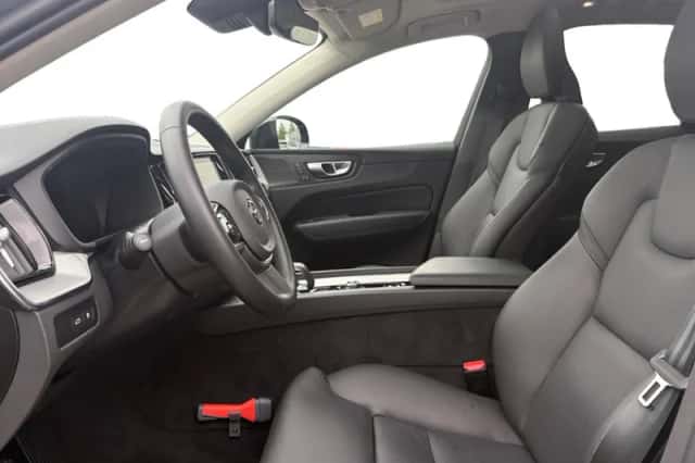 Volvo XC60 (2024) thumbnail 3
