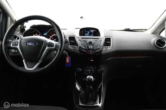 Ford Fiesta (2013) thumbnail 4
