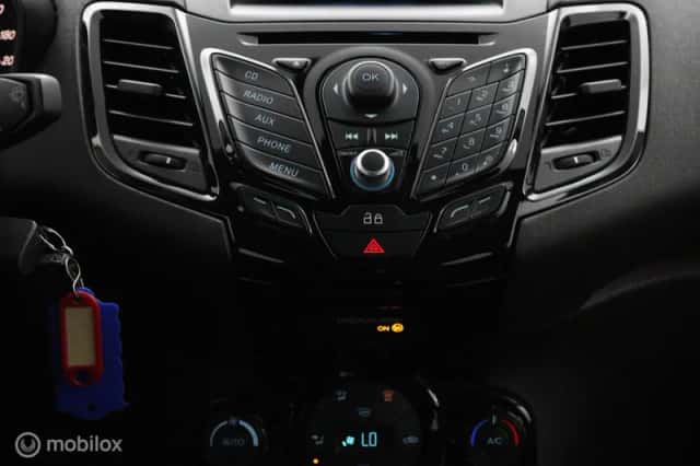 Ford Fiesta (2013) thumbnail 6