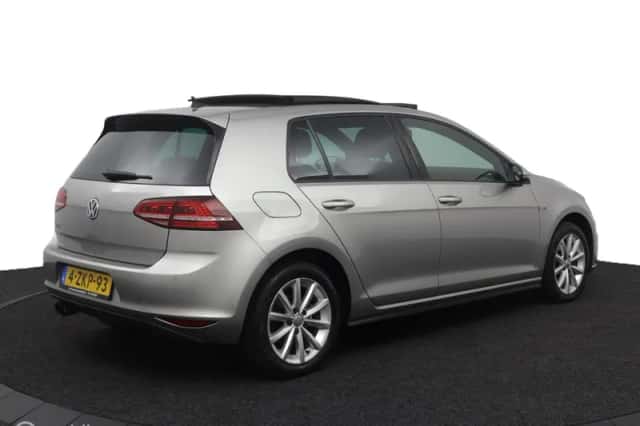 Volkswagen Golf (2015) thumbnail 2