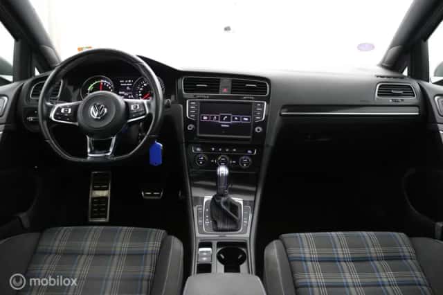 Volkswagen Golf (2015) thumbnail 4