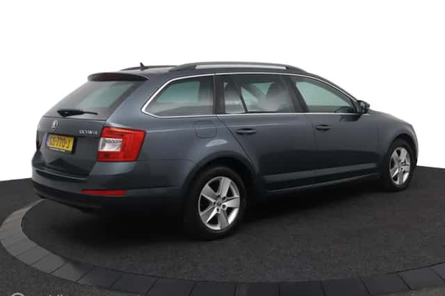 Škoda Octavia (2015) thumbnail 2