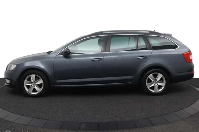 Škoda Octavia (2015) thumbnail 3