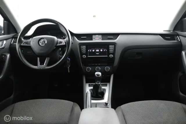 Škoda Octavia (2015) thumbnail 4