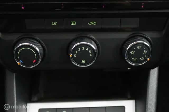 Škoda Octavia (2015) thumbnail 6