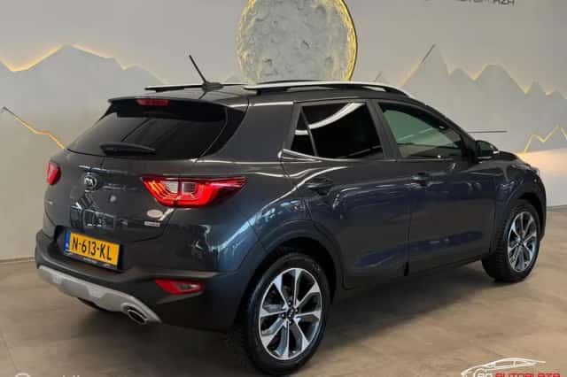 Kia Stonic (2017) thumbnail 2
