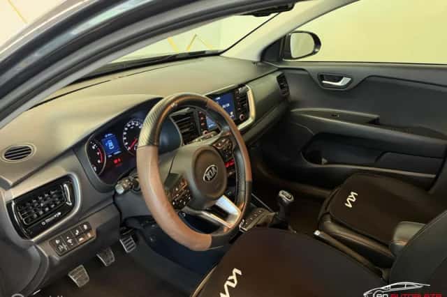 Kia Stonic (2017) thumbnail 3