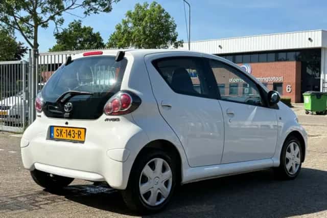 Toyota Aygo (2011) thumbnail 3