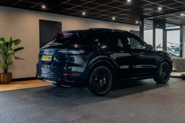 Porsche Cayenne (2018) thumbnail 3