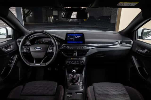 Ford Focus (2021) thumbnail 2