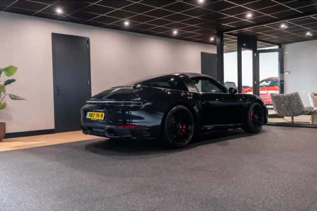 Porsche 911 (2024) thumbnail 3