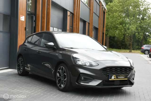 Ford Focus (2021) thumbnail 3