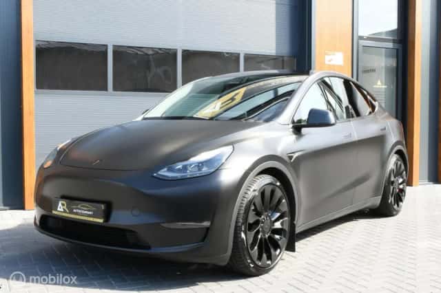 Tesla Model Y (2022) thumbnail 1