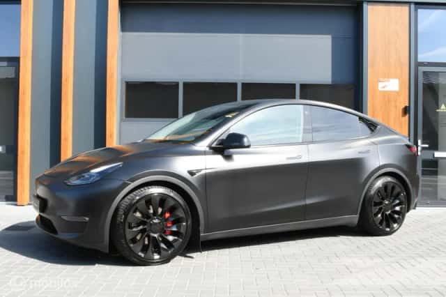 Tesla Model Y (2022) thumbnail 2