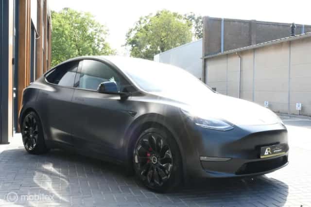 Tesla Model Y (2022) thumbnail 4