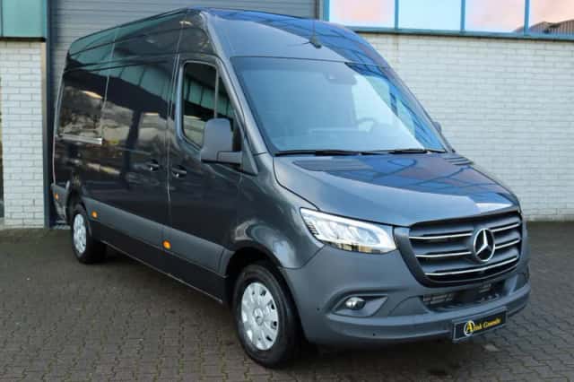 Mercedes-Benz Sprinter (2023) thumbnail 2