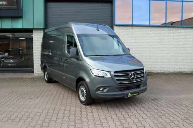 Mercedes-Benz Sprinter (2023) thumbnail 2