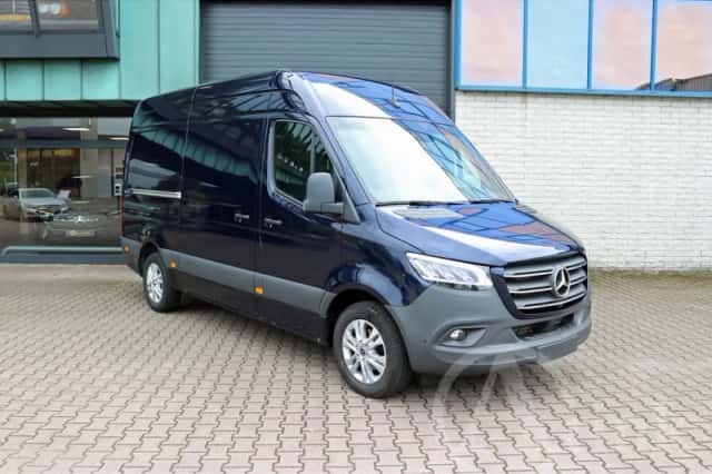Mercedes-Benz Sprinter (2023) thumbnail 2