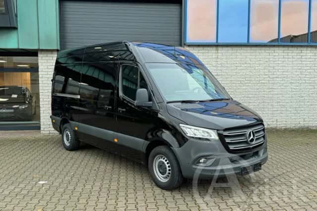 Mercedes-Benz Sprinter (2023) thumbnail 2