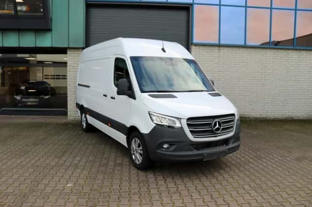 Mercedes-Benz Sprinter (2023) thumbnail 2