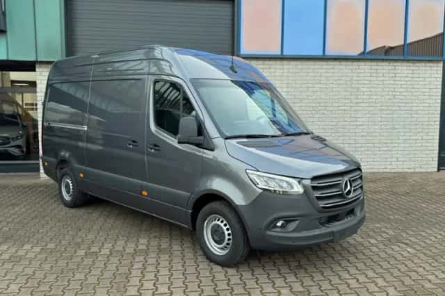 Mercedes-Benz Sprinter (2024) thumbnail 1