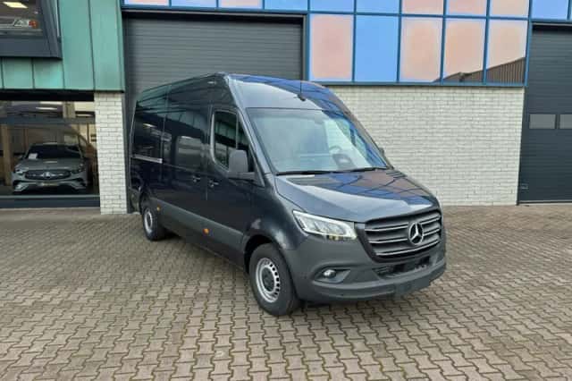 Mercedes-Benz Sprinter (2024) thumbnail 2