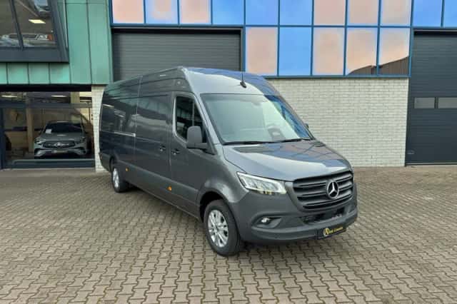 Mercedes-Benz Sprinter (2024) thumbnail 2
