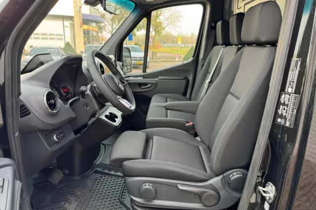Mercedes-Benz Sprinter (2024) thumbnail 2