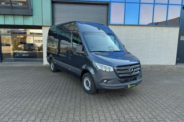 Mercedes-Benz Sprinter (2024) thumbnail 2